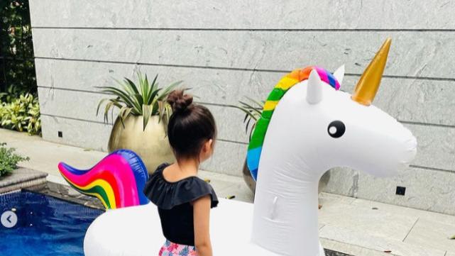 小周周|周杰伦晒女儿近照，6岁小周周长高不少，扎丸子头卖萌可爱十足