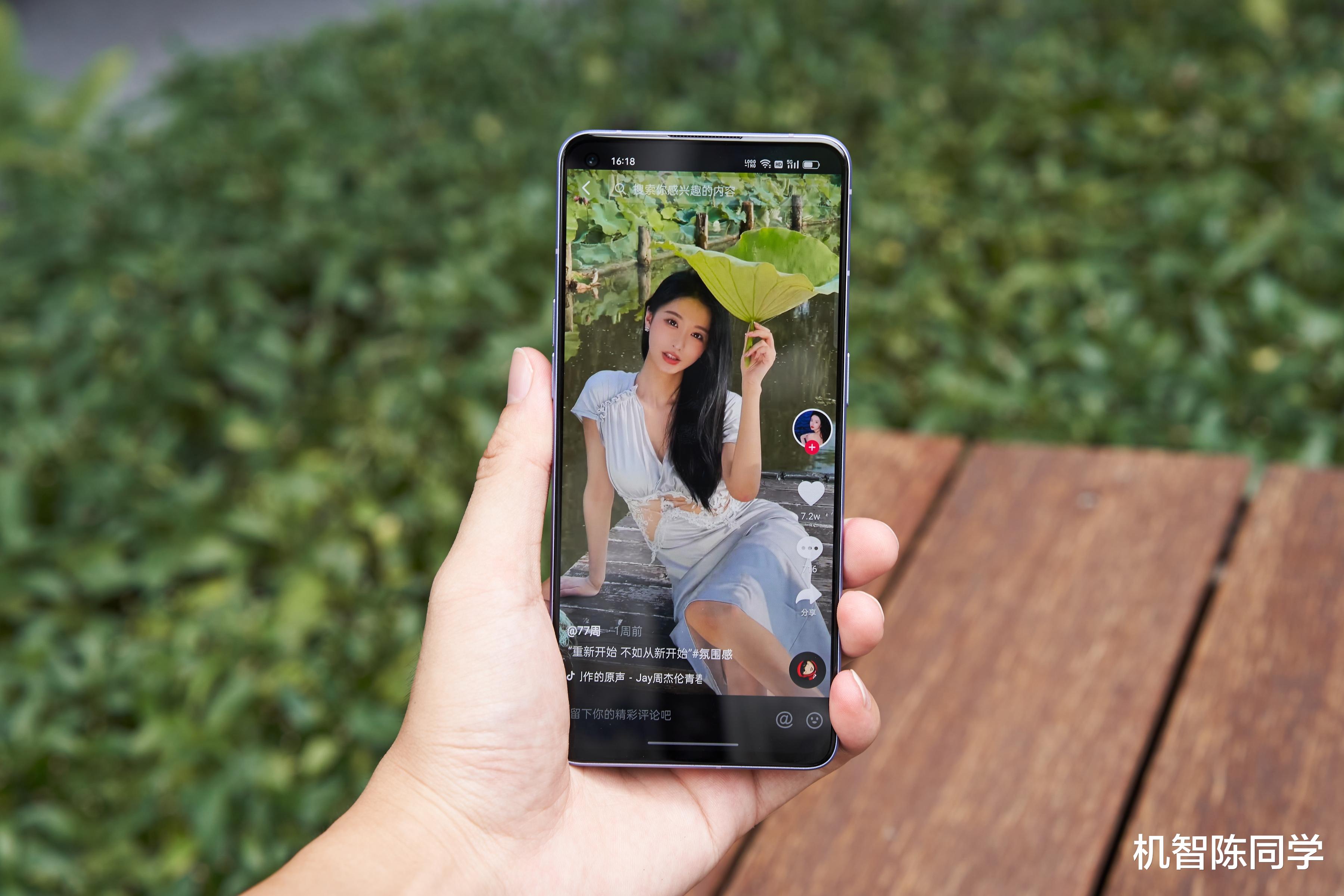 oppo reno|现阶段最适合颜控的手机？上手Reno8 Pro花仙紫：新配色太吸晴