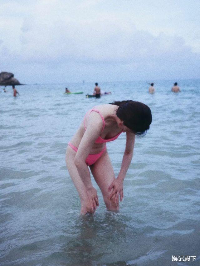 女演员李梦太绝了，穿粉色比基尼海边凹造型，骑三蹦子太接地气！