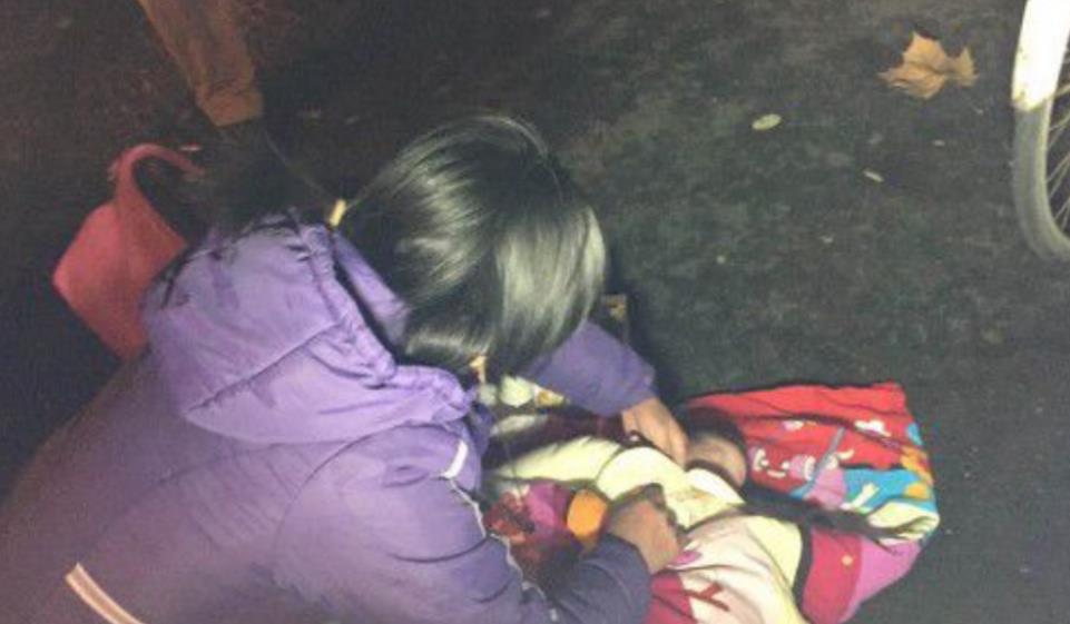 女婴出生14天被抛弃, 养父供她成博士, 24年后父母拿50万来认亲