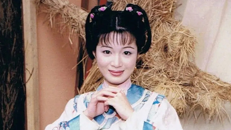 杨超越|陈少霞搬新豪宅，天台打造成菜园子，65岁老公与3岁女儿开心摘菜