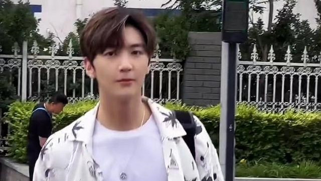 张镐濂|星二代张镐濂晒近照，五官精致立体超像妈妈洪欣，身高比亲爸还高