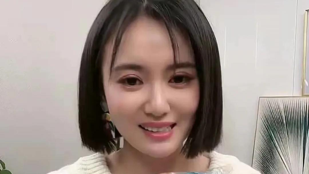 江铠同|江铠同直播卖货，被弹幕刷屏“挤痘痘”，尴尬难掩着急下播