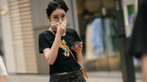 北京街头的美女也不少，简单的短裙穿搭，尽显迷人女人味