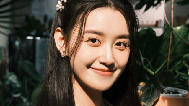 蒋依依|蒋依依起诉冯小刚经纪公司，两年未进组，对比同期小花差距太明显