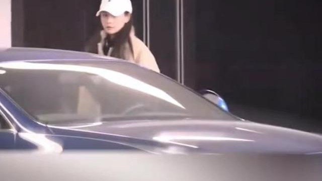 沈梦辰|沈梦辰开300万豪车出街，车内霸气抠鼻屎，被网友批：没形象