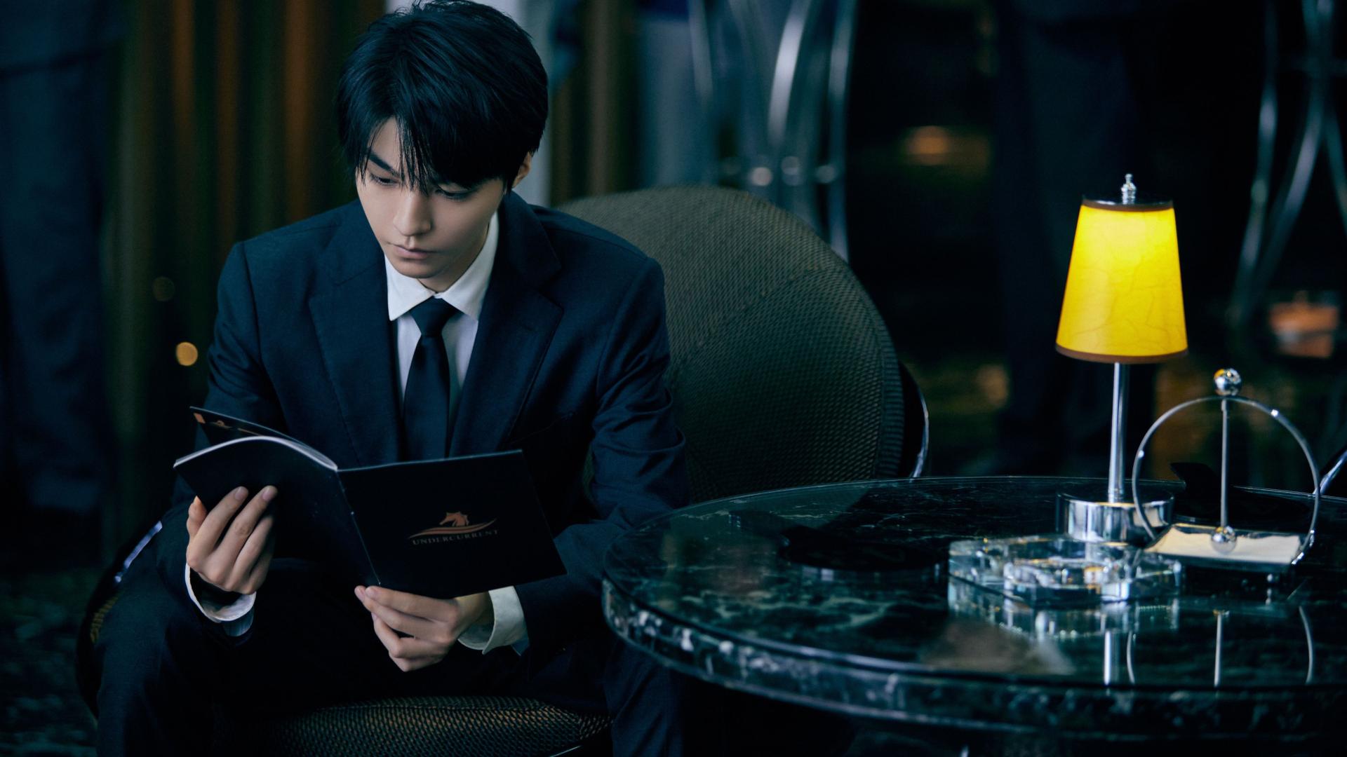 王俊凯|王俊凯西装杀是贵气公子，维尼熊玩偶服又可爱爆棚，反差感超强