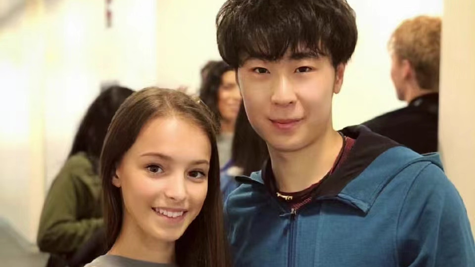 金博洋|金博洋太贴心，把冰墩墩帽子送给俄花滑美少女，千金戴帽晒照感谢