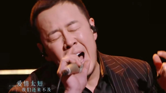 杨坤|杨坤发文怀念去世女友，眼眶含泪惹人疼，半月前才被拍与女子搂抱