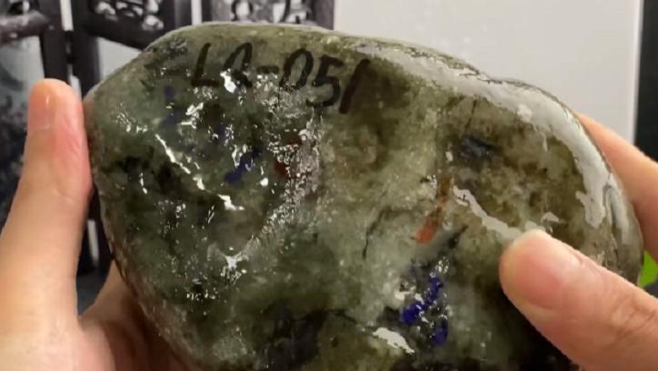 翡翠|6万买入2公斤的后江料，一刀切开货主的心都寒了一半，好在师傅将它“起死回生”