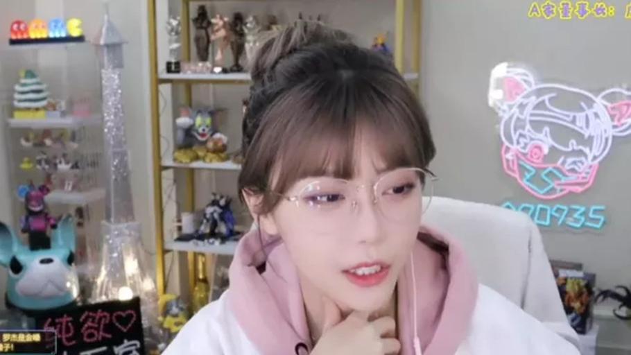 周淑怡|英雄联盟知名主播周淑怡即将做手术，其本人直言：术后有机会成为“斗鱼杨坤”！