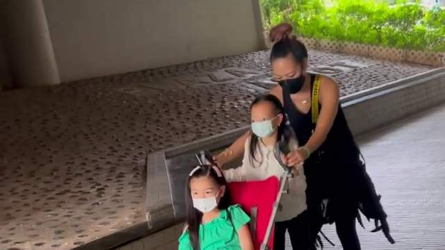 钟丽淇|钟丽淇患病女儿越来越好！推着妹妹温馨活动，曾被诊断活不过两岁