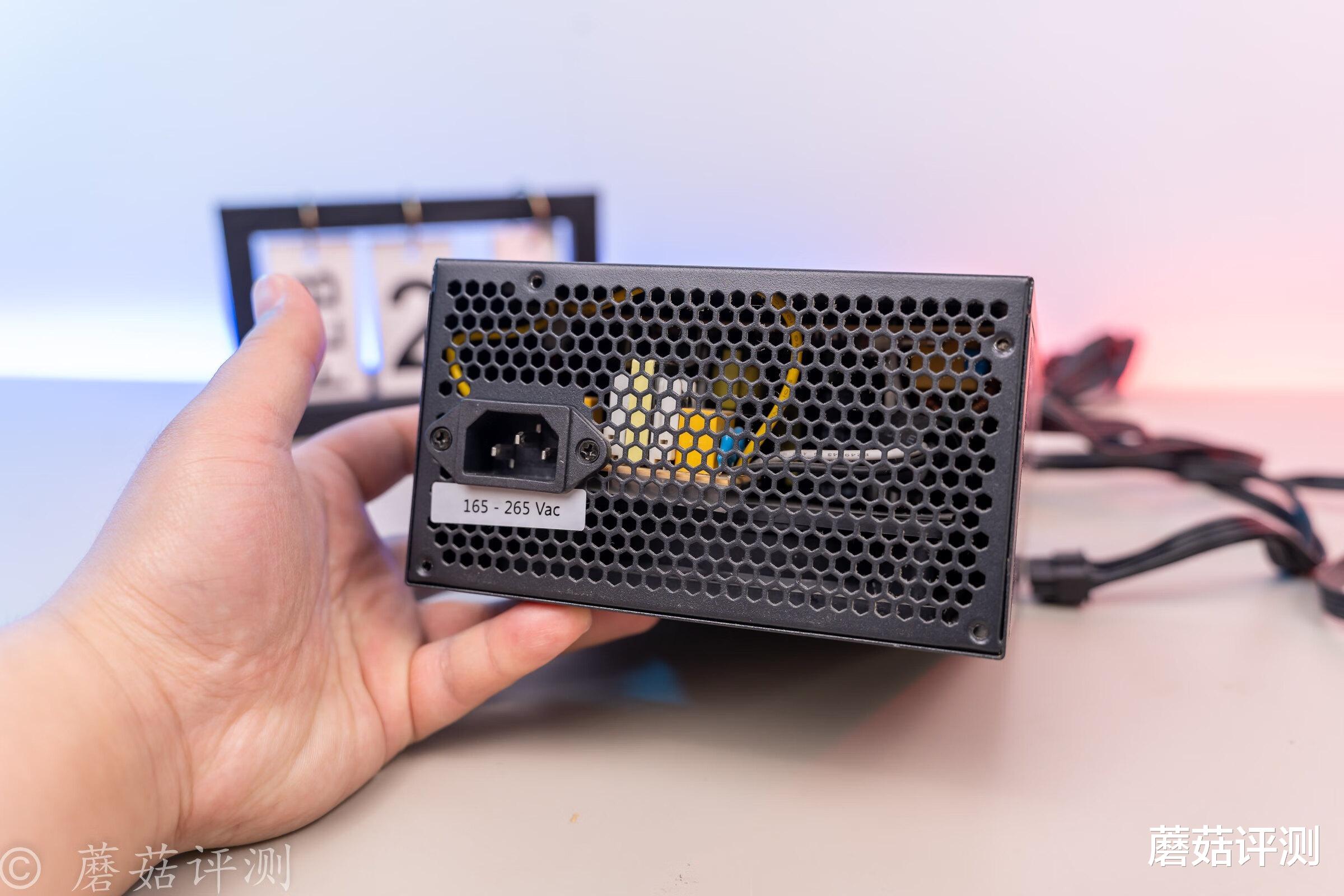 机箱|电脑主机也可以玩“姿态”？异型主机搭配三台显示器的“电竞房”搭建