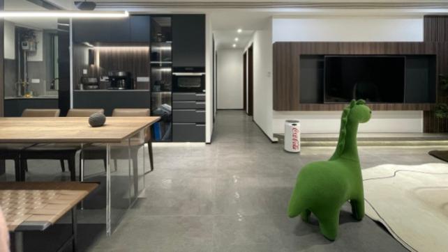 115平现代简约风，灰色影视墙是格栅和木饰面的结合