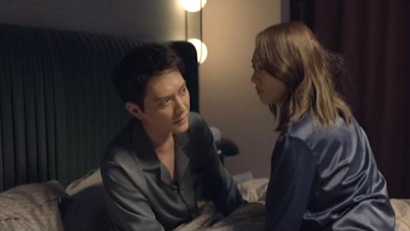 冯绍峰|冯绍峰童谣床上拍吻戏！双方对视相拥热吻，气氛暧昧场面太激烈