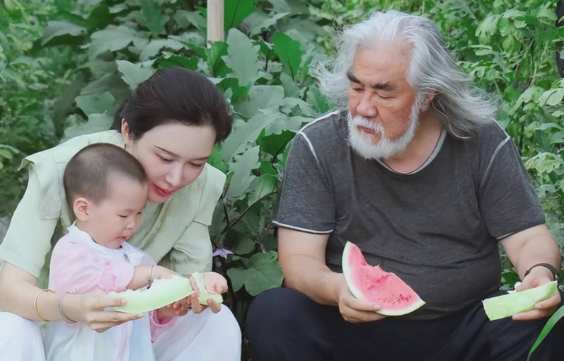 张纪中陪娇妻直播，没想到竟被娇