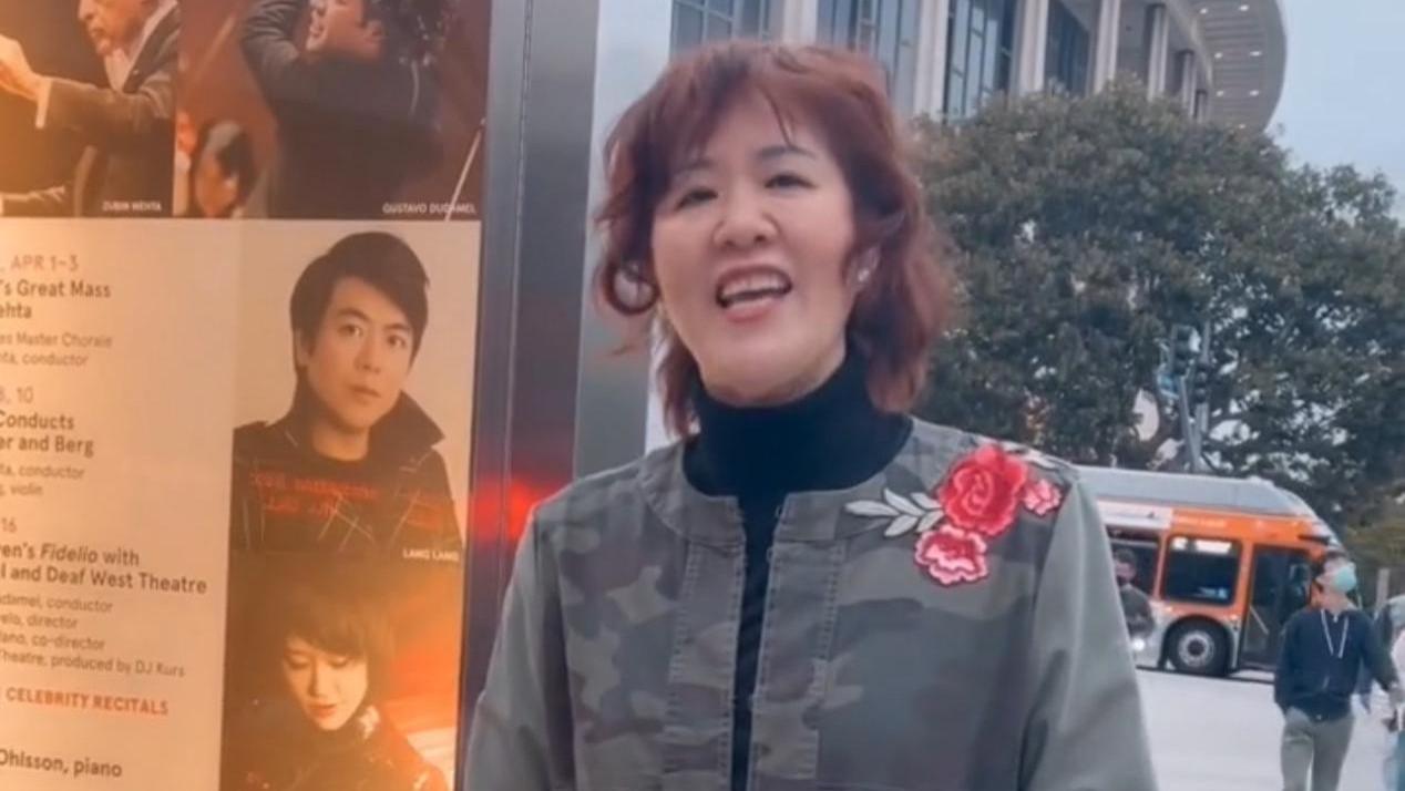 穿衣搭配|郎平新发型堪比“整容”，穿夹克烫羊毛卷现身变萌妹，形象大变样