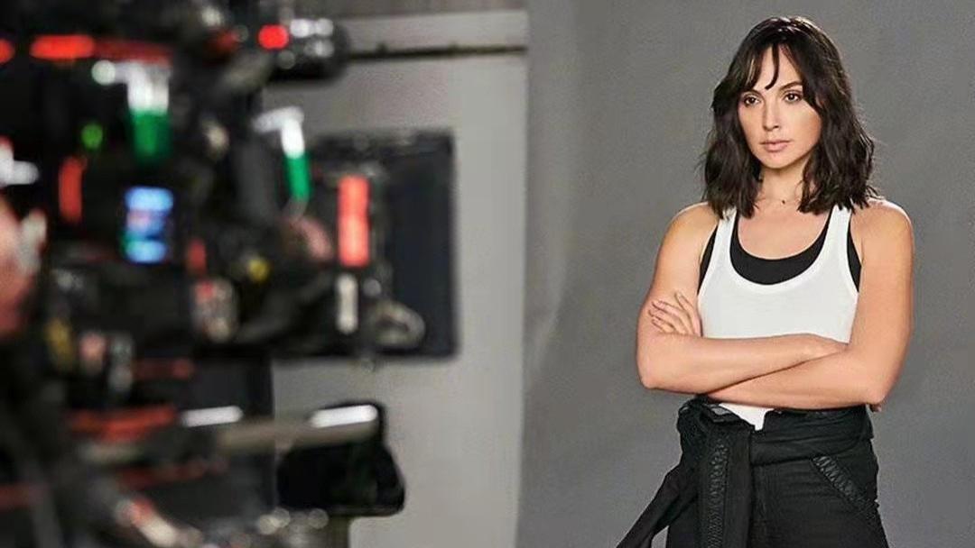 盖尔·加朵|盖尔加朵演间谍太带劲，胳膊线条超有力量感，网友：脸和身材绝了