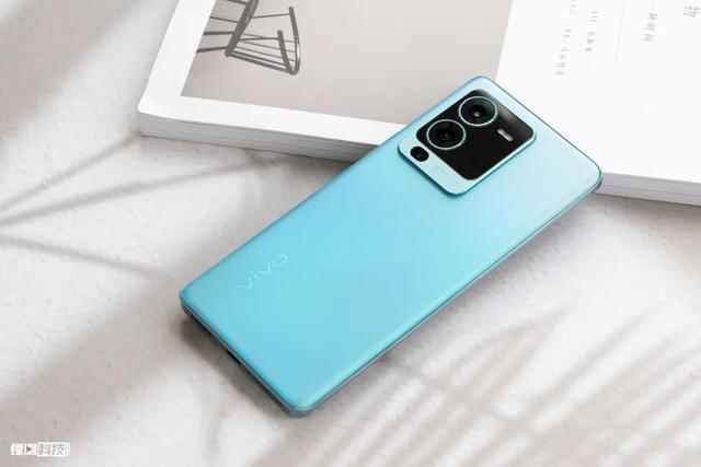 vivo s15|图赏：对vivo S15系列这个颜值，大家jio得可以打几分呢？