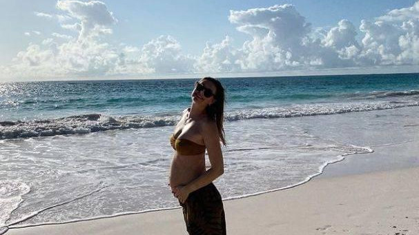 莎拉波娃|女神莎拉波娃孕后现身街头！穿宽大长裙孕肚明显，35岁体态变化大