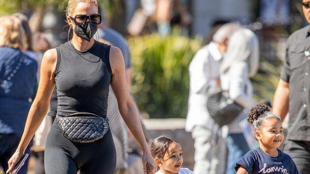 金·卡戴珊|科勒卡戴珊带仨萌娃购物，健美身姿惹人羡，侃爷4岁女儿镜头感强