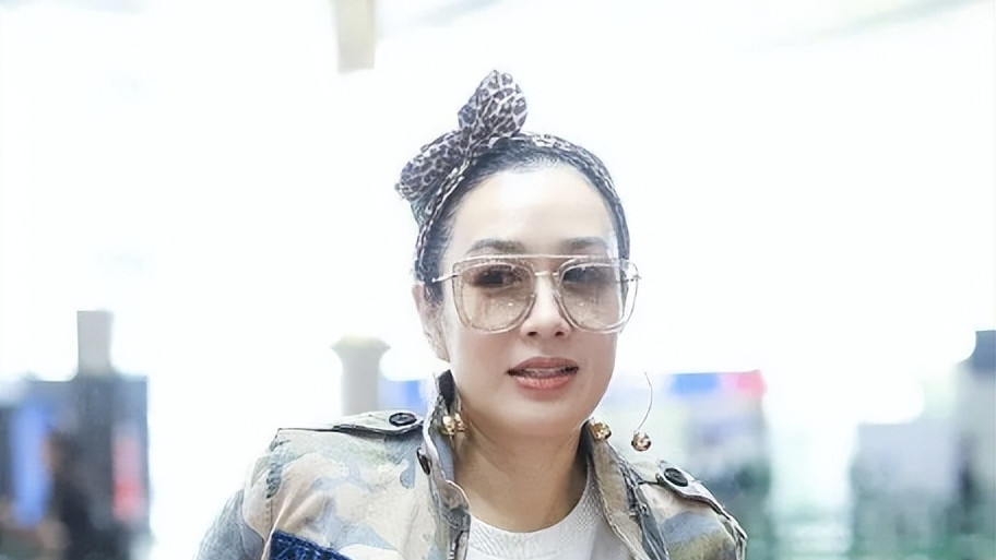 钟丽缇|钟丽缇不惧中年肥，大腿粗壮仍敢穿紧身皮裤，和老公打闹感情升温