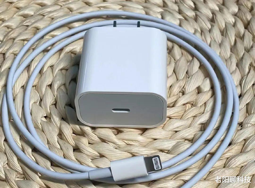 手機(jī)廠商|iPhone15終于要用C口充電了，Lightning數(shù)據(jù)線即將成為歷史