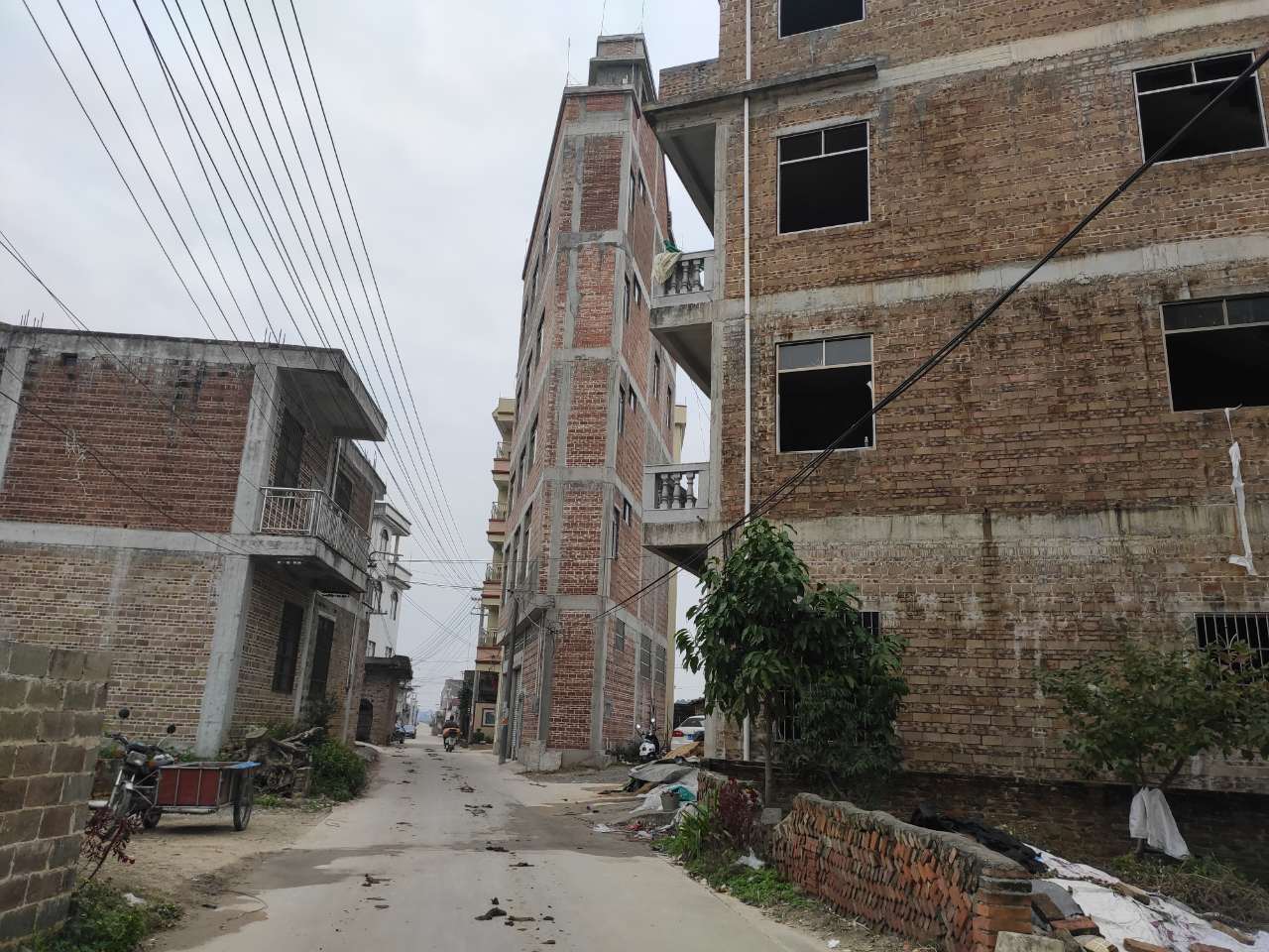 广西的农村房屋外墙都是红砖房多，是没钱装修还是另有原因呢？