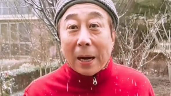 潘长江|同样是雪天拍段子，冯巩留言区太暖心，潘长江却被嘲讽：别卖惨了