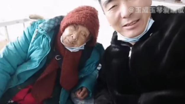 李玉成|85岁马玉琴活成工具人，感冒打点滴无精打采，李玉成却喜笑颜开