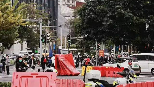 广州解封第6天：挤兑现象严重，网络出现新名词“顽固派开放派”