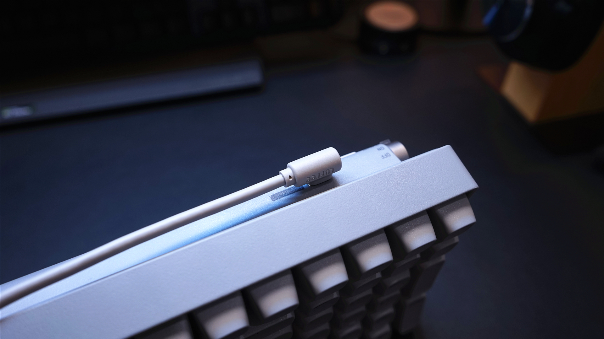 设计师|设计师的桌搭配好物—Lofree洛斐小翘100三模机械键盘使用体验