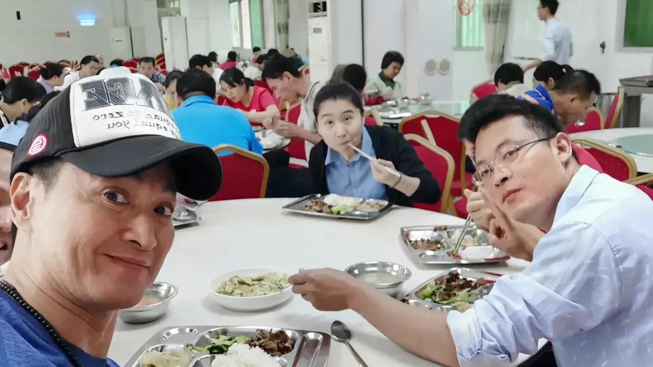 鸡胸肉|明星何家劲工厂招工，被吐槽工资低，员工晒伙食后，网友：良心