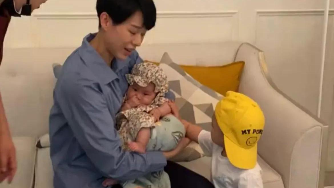 胡杏儿|胡杏儿抱小妹妹拍戏，1岁小儿子吃醋“争妈妈”，撒娇模样太可爱