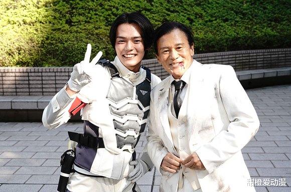 杀青|假面骑士:赤石杀青,大二与其合影,下次见面就是夏季剧场版了!