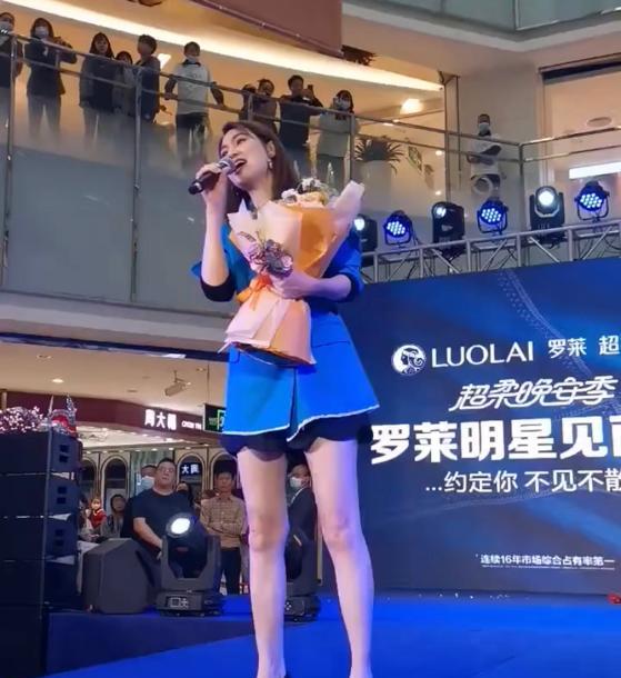 洪欣|东莞：50岁洪欣参加见面会，腿又白又细，“我一个女的看了几遍”