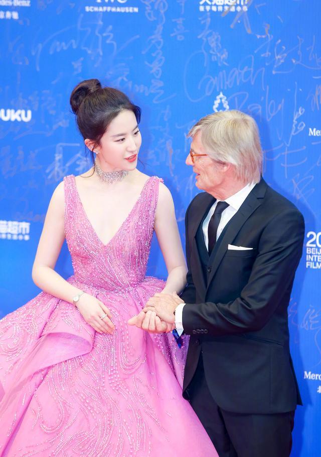 当刘亦菲穿上紫色高定礼服，点到为止的艳，不可方物的美