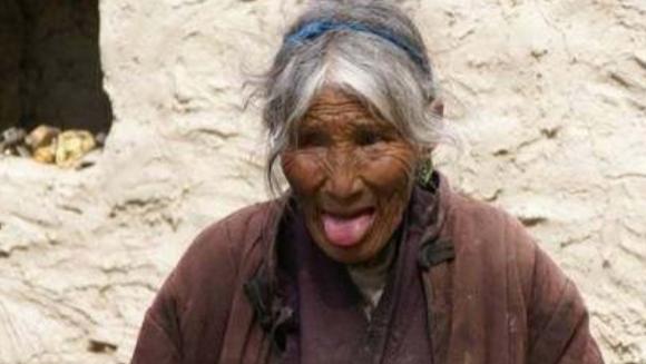 西藏|到了西藏要是有人冲你吐舌头，表示什么意思？看完你就懂了