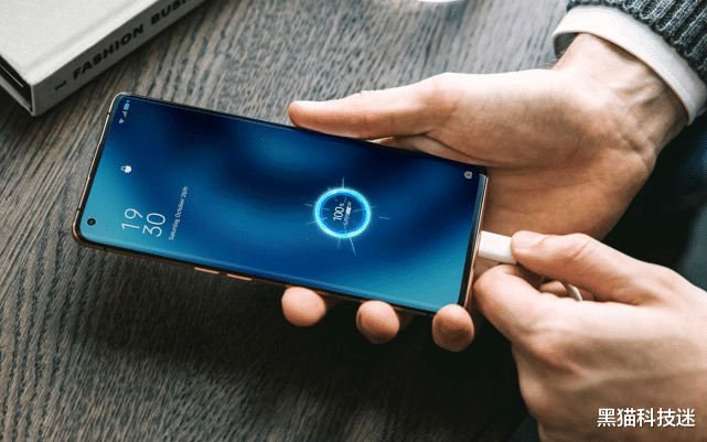 手机厂商|绝口不提？为什么2022年安卓手机厂商不敢取消充电头，3个原因很真实