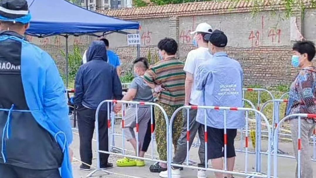 郭德纲|郭德纲一家做核酸体型瞩目！小儿子虎头虎脑紧牵爸爸，王惠穿拖鞋