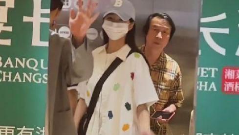 杜海涛 沈梦辰带家人聚餐被拍，肚子微微凸起，杜海涛减肥成功颜值被赞