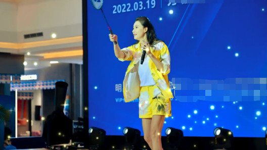 谢杏芳|林丹老婆现身商场受追捧！穿短裤秀一双纤细美腿，打扮富贵气场强
