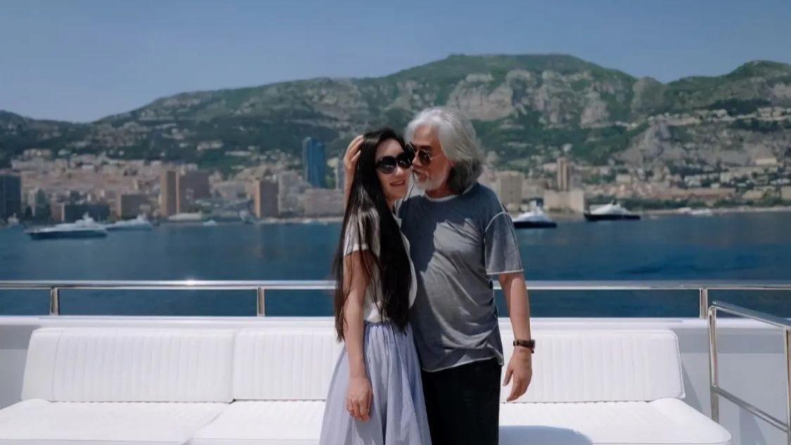 张纪中|张纪中扮侠士为娇妻庆生，只为满足妻子武侠梦，奢靡浪费遭人唾弃