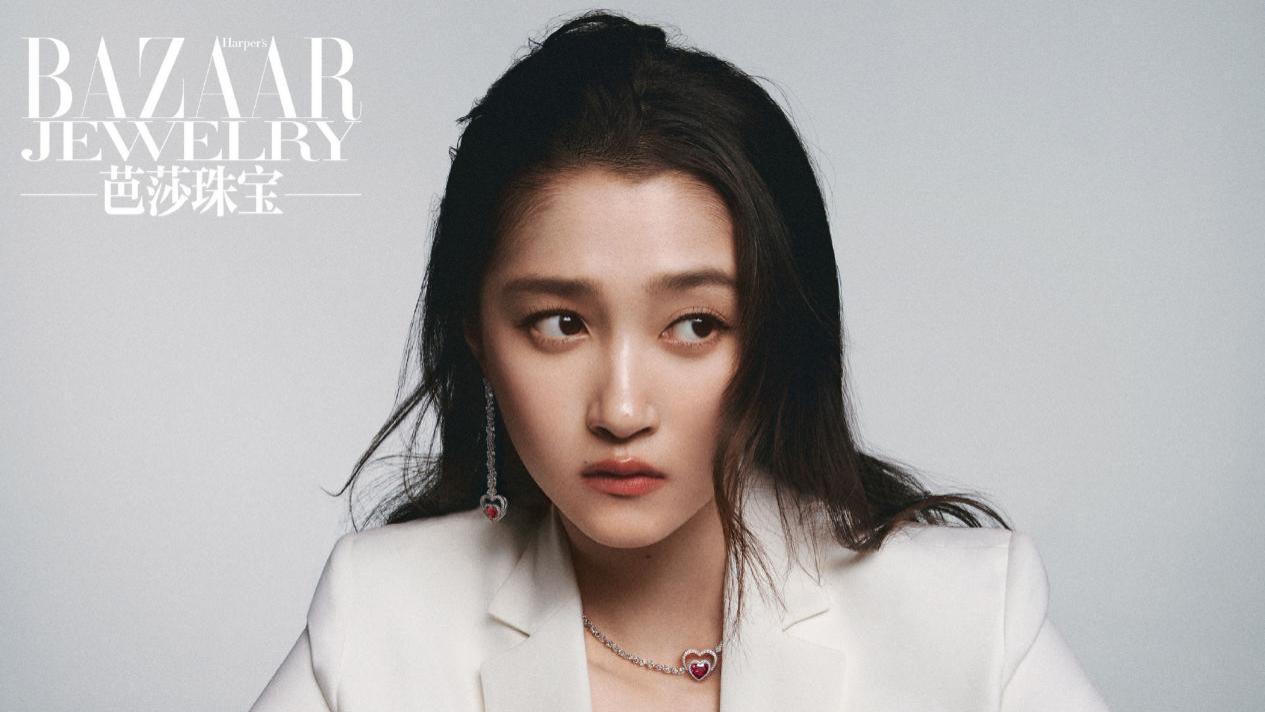 关晓彤|25岁关晓彤野心不小！拍杂志穿西装敞开衣摆秀身材，形象突破大变样