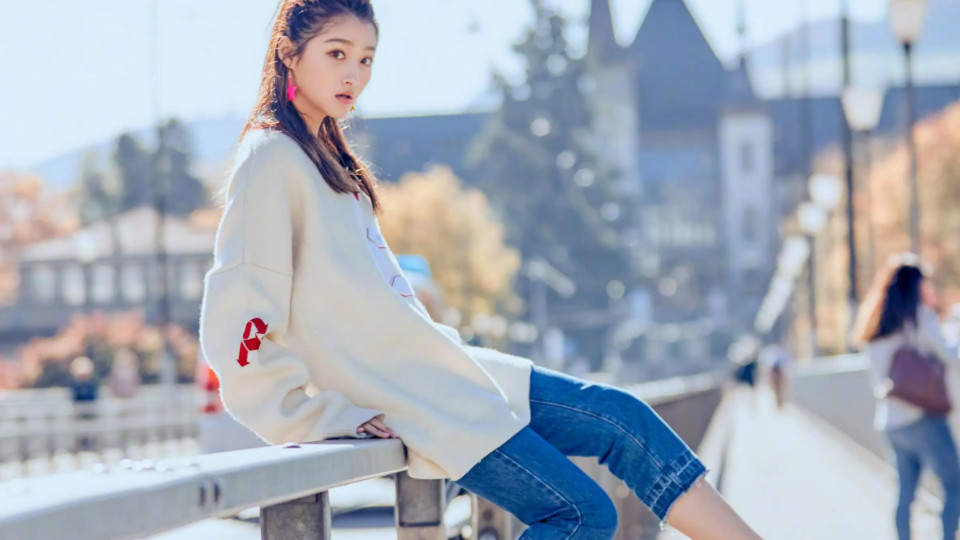 关晓彤|她是国民闺女，是大家羡慕的学霸，如今考进体制内，她靠的是实力不是运气