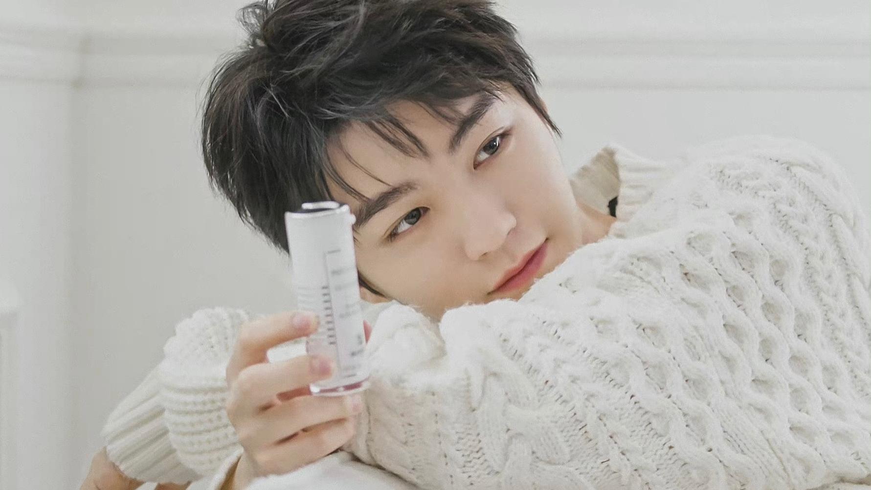 王俊凯|王俊凯新代言预热，粉丝总结小凯解决脸部全套，调侃缺少贴身产品