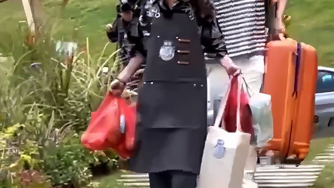 殷桃|中餐6，殷桃穿着围裙逛，穿袜子踩拖鞋太接地气