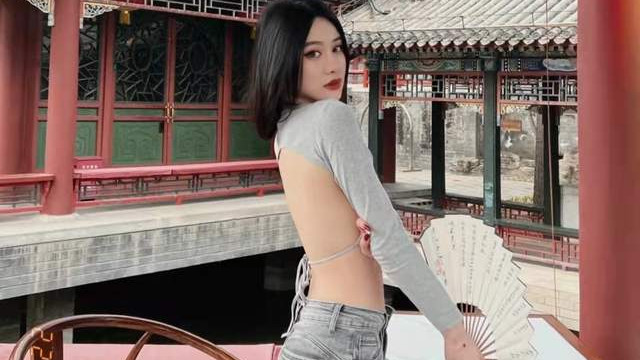 范志毅|范志毅女儿穿露背露脐装！景区喝奶茶花1千3，大7岁男友久未露面