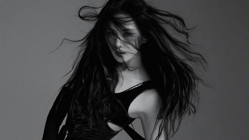 刘诗诗|刘诗诗晒性感大片！穿镂空紧身衣跪地上，皮肤白皙炫S形身材