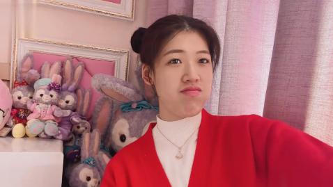 李盈莹|李盈莹喜庆拜年，哪吒头红外套很可爱，闺房摆满星黛露